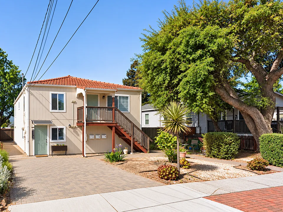 560 E K St