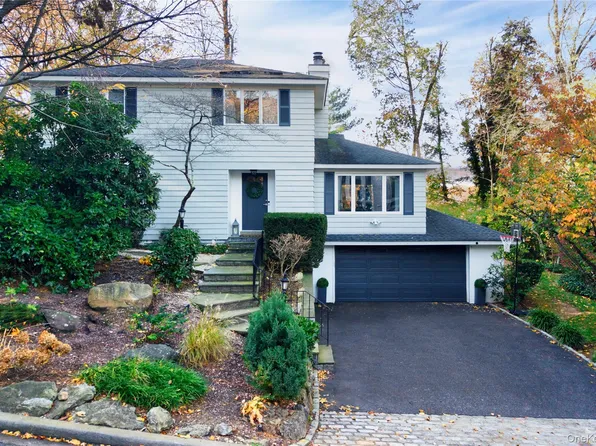 24 Hillcrest Avenue, Roslyn, NY 11576