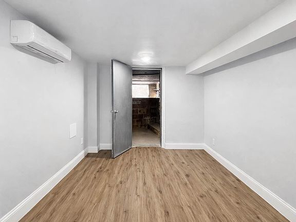 4th image of 890 New York Ave Floor 1