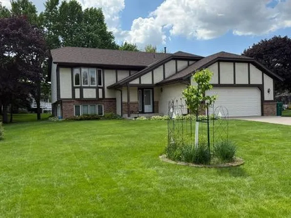 656 Mina Ct, Mahtomedi, MN 55115