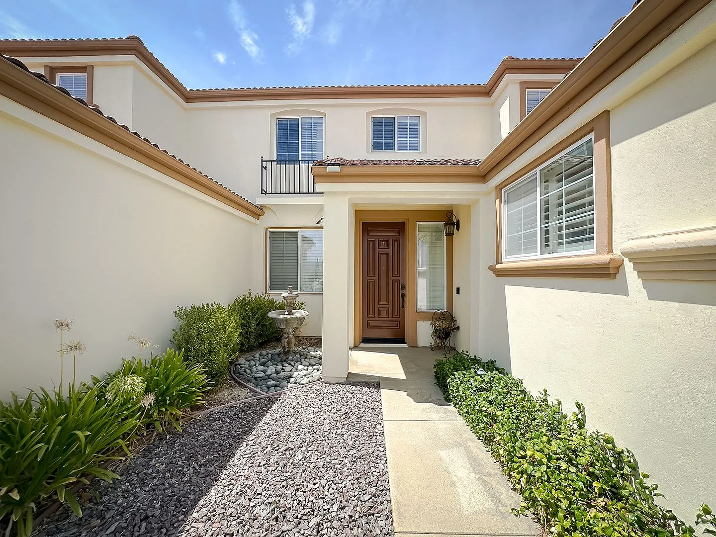Beautifully Upgraded Crowne Hill Home for Lease! — Photo 2
