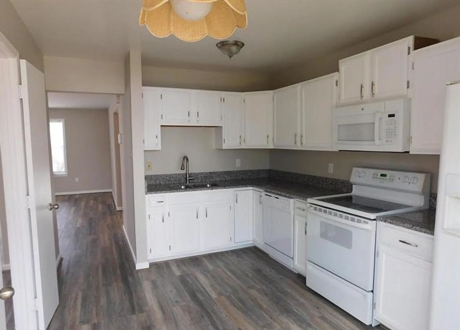 100 Mayfair Pl — Photo 2