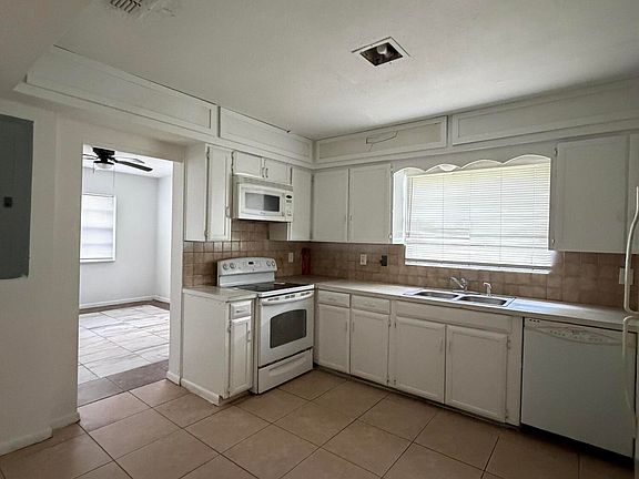 3rd image of 528 TROUT RIVER Drive