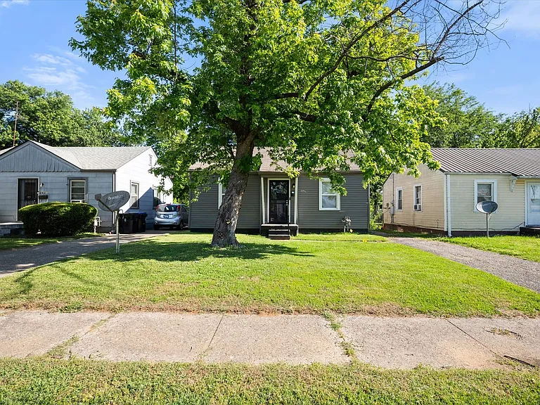 2629 Olive St — Photo 10
