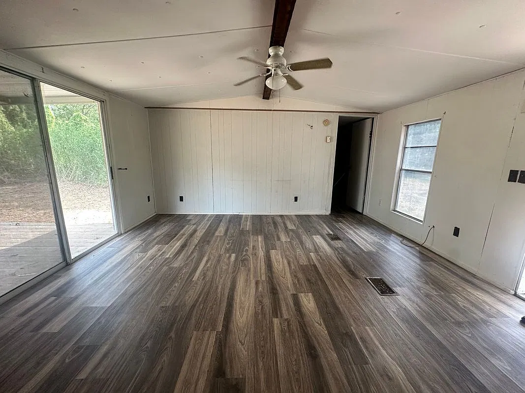 2 bed, 1.0 bath, 896 sqft, $1,250 — Photo 2