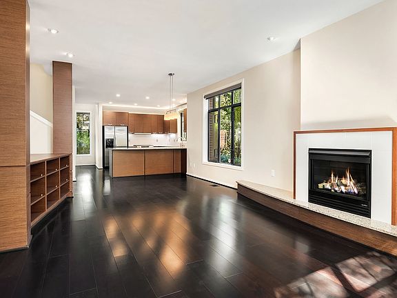 4th image of 10410 NE 12th St Unit 106