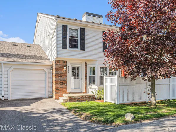 42173 Old Pond Cir, Plymouth, MI 48170