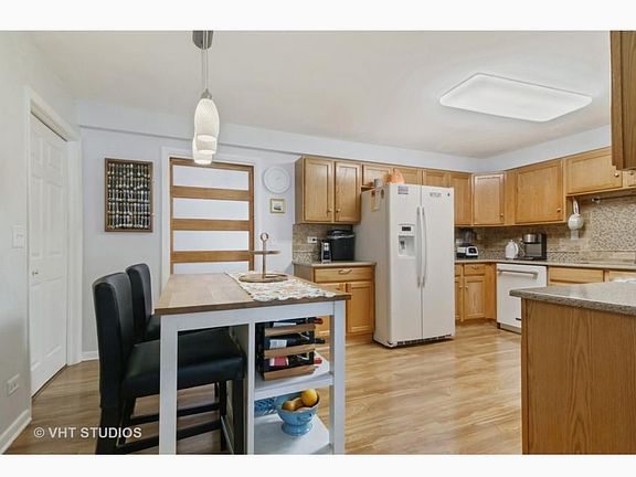 4th image of 590 Olive St