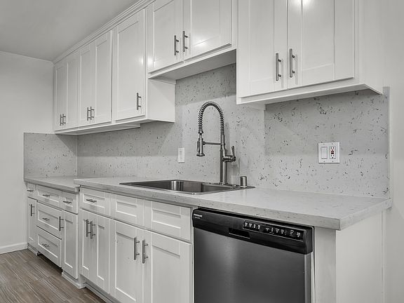 4th image of 1431 S Saltair Ave #206