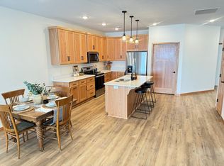 1194 Bluejay Dr SW, Hutchinson, MN 55350