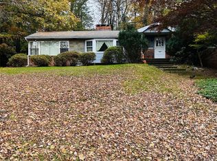 7 Five Acre Ct, Smithtown, NY 11787