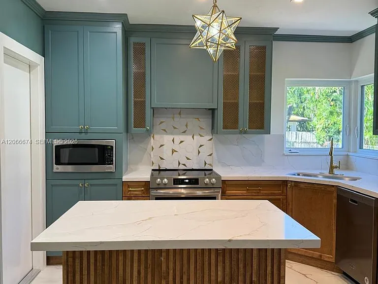 431 Candia Ave — Photo 12