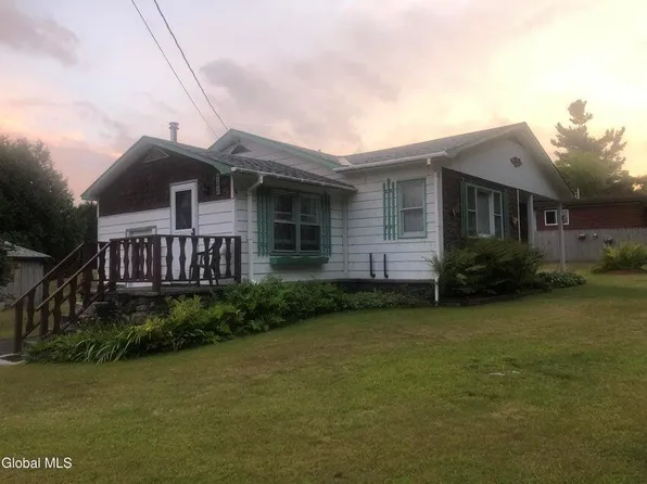 107 Champlain Dr, Mineville, NY 12956