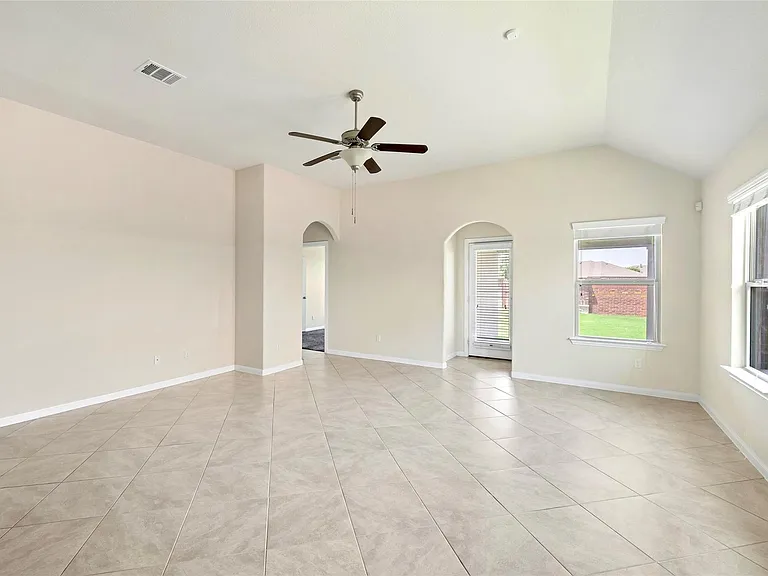 1005 Fountain Grass Way — Photo 4