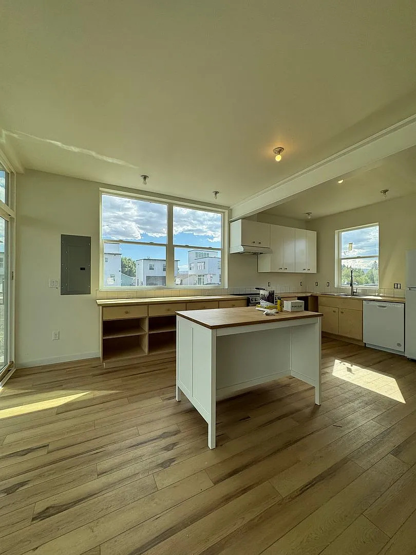 Bright 3BR/3BA with Soaring Ceilings & Large Windows — Photo 4