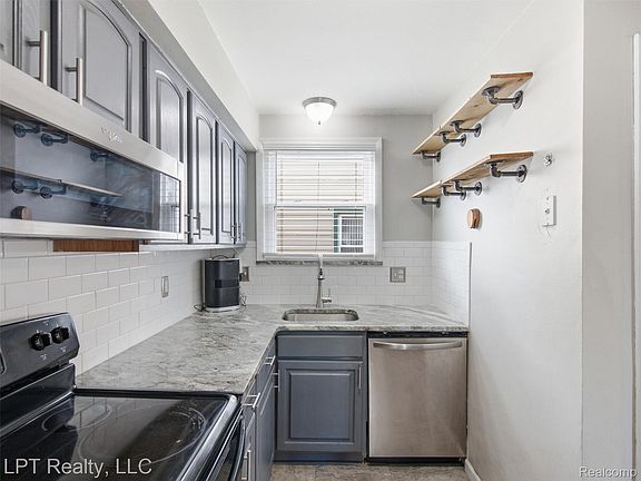 5th image of 13395 Castle St