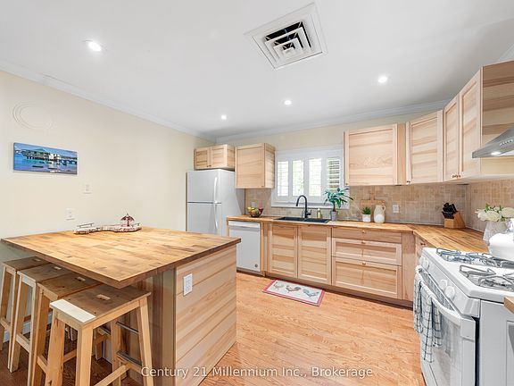 5th image of 91 Beech St