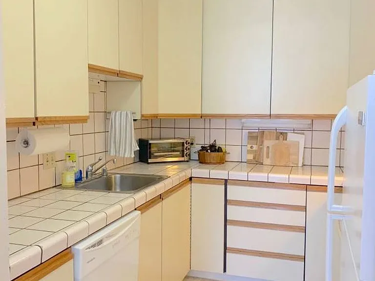 2240 Bay St — Photo 9