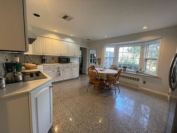 4th image of 11 Locust Ln