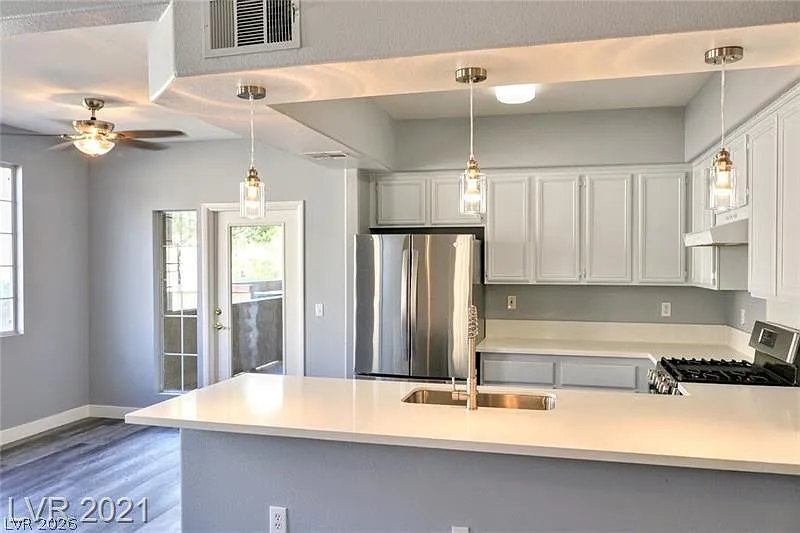 3 bed, 2.0 bath, 1299 sqft, $1,850 — Photo 3