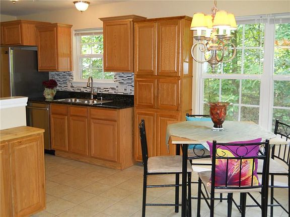 4th image of 12 Leland Ln
