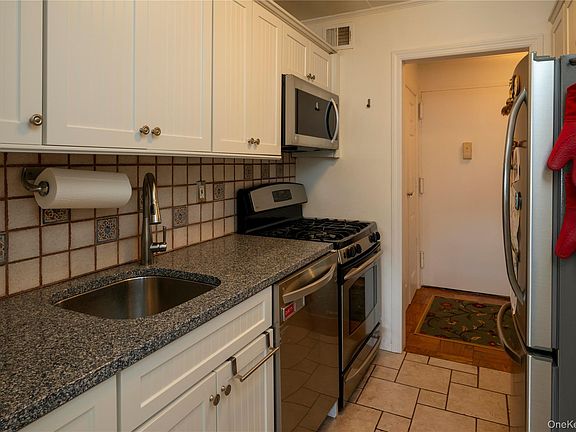 5th image of 200 Diplomat Drive #8B