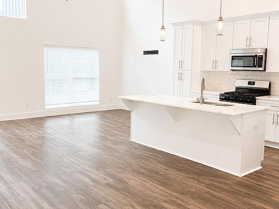 3rd image of 113 Highland Park Ln