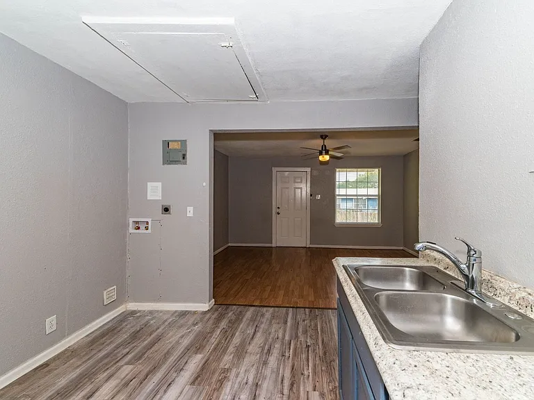 508 Bee St — Photo 10