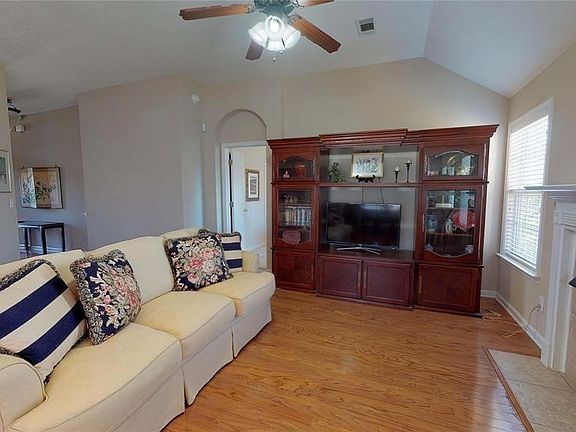 3rd image of 631 Glenmede Ln