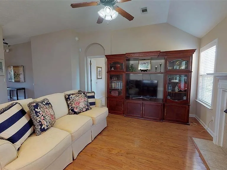 631 Glenmede Ln — Photo 3