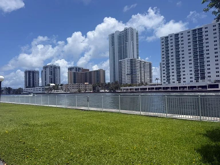 800 Parkview Dr #406 — Photo 5