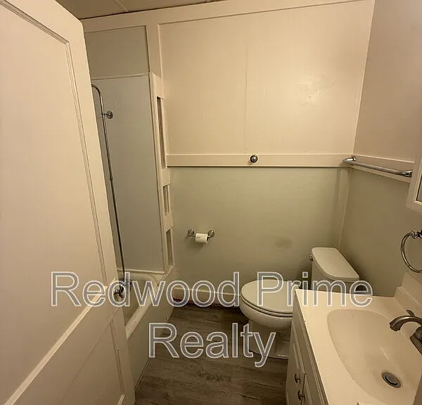 110 Lloyd St #5 — Photo 4
