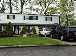 121 Clinton Park Dr, Bergenfield, NJ 07621