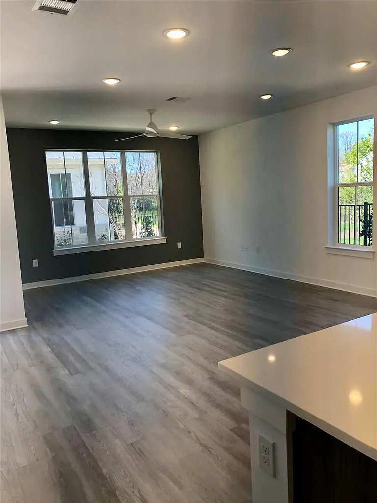 3 bed, 2.5 bath, 1600 sqft, $3,175 — Photo 4