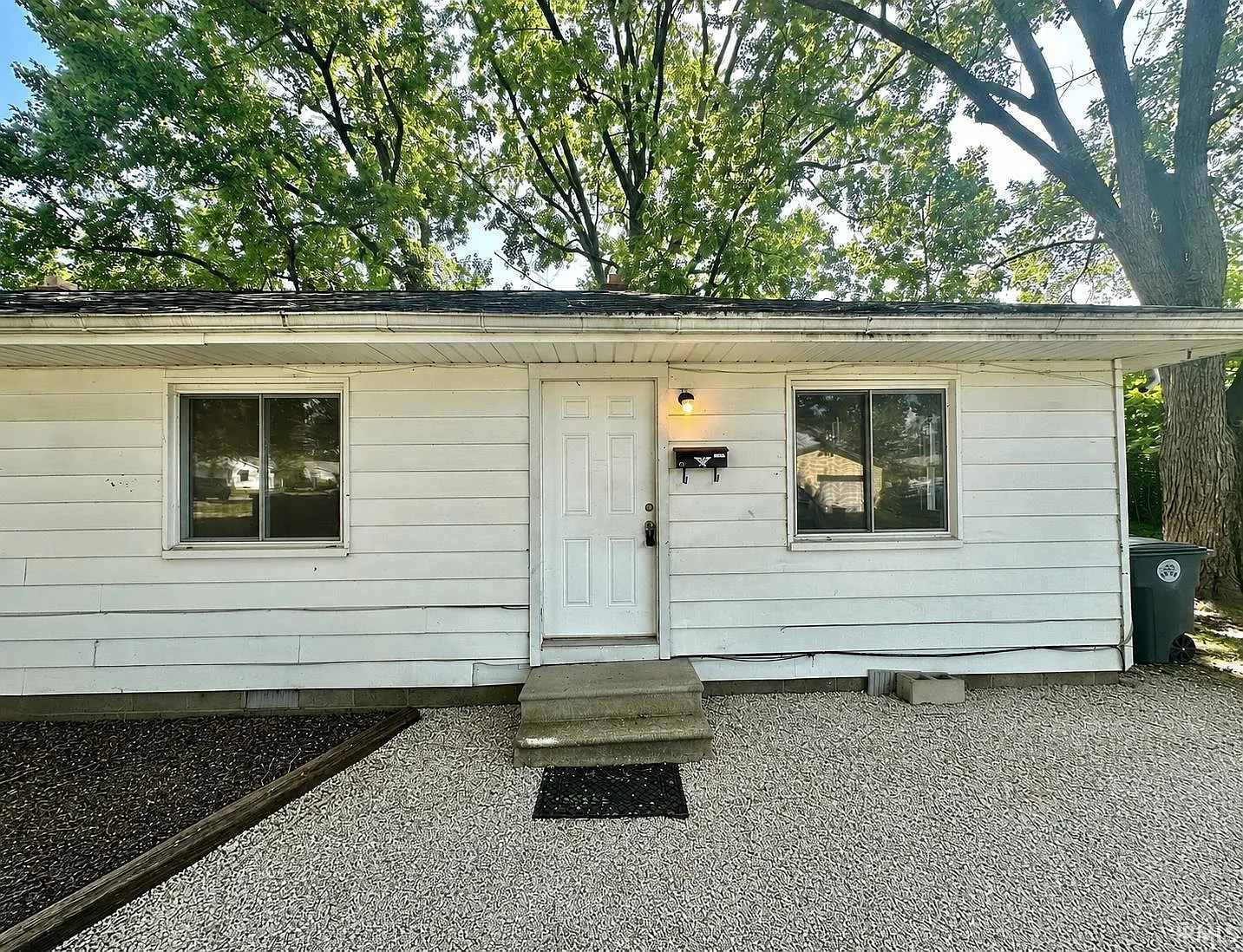2 bed, 1.0 bath, 660 sqft, $800 — Photo 1