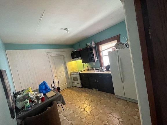 3rd image of 1011 Pelissier St