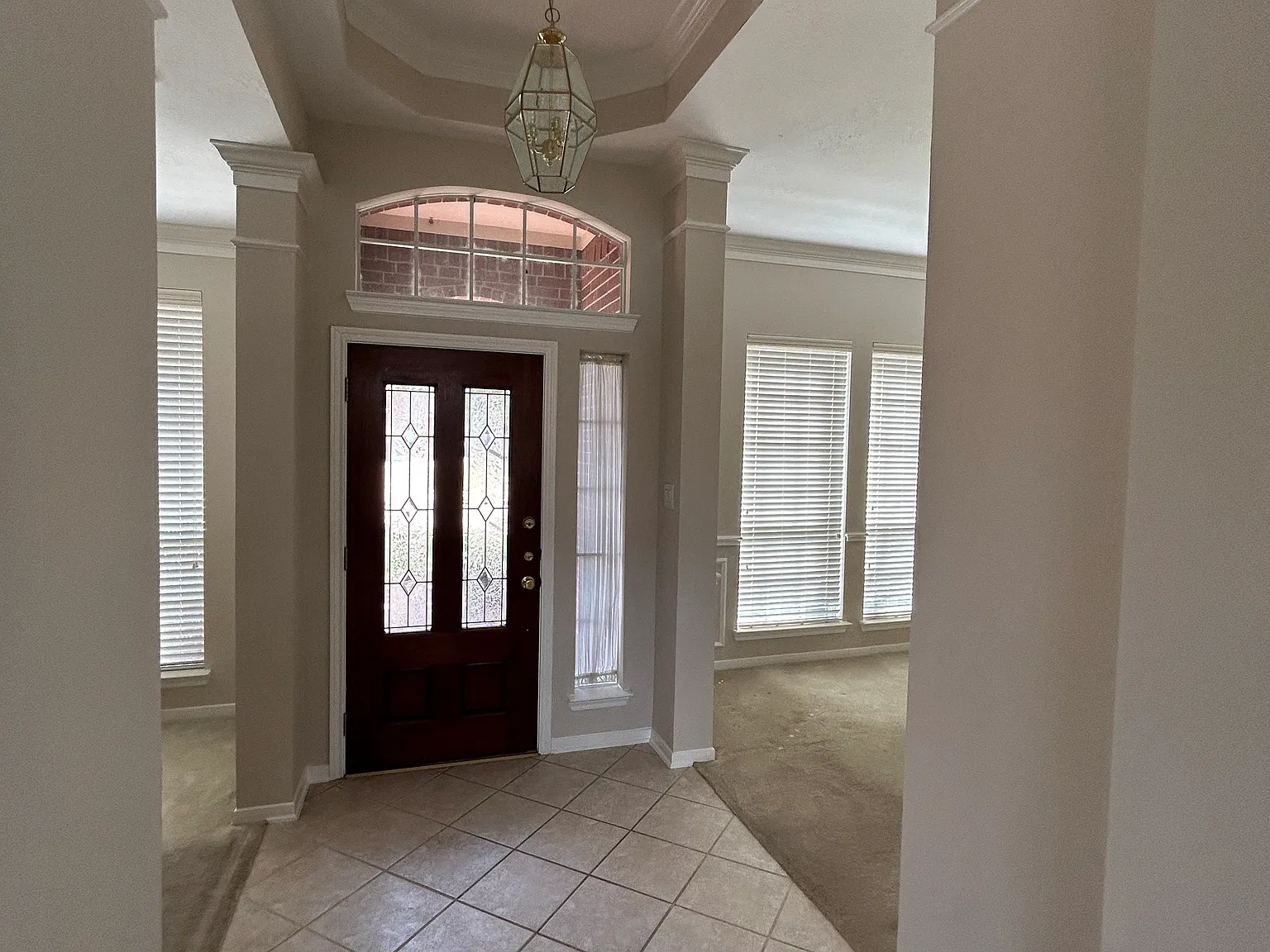3 bed, 1916 sqft, $2,100 — Photo 2