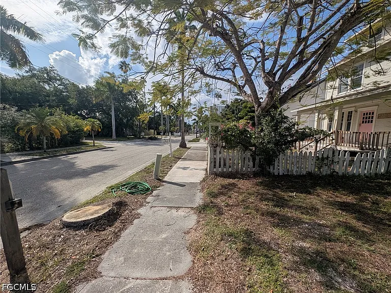 1637 Woodford Ave — Photo 30