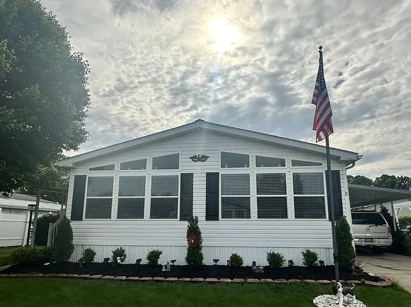 8 Emerald Ln, Olmsted Falls, OH 44138