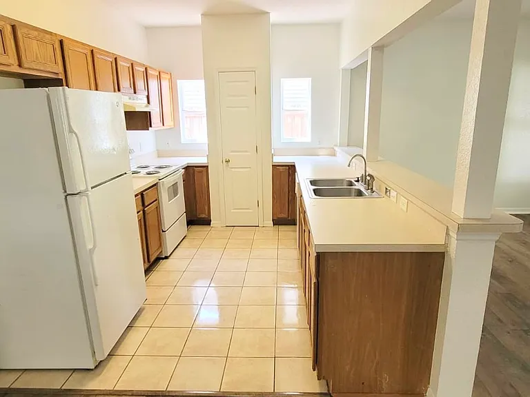 1004 Park Central Cir — Photo 2