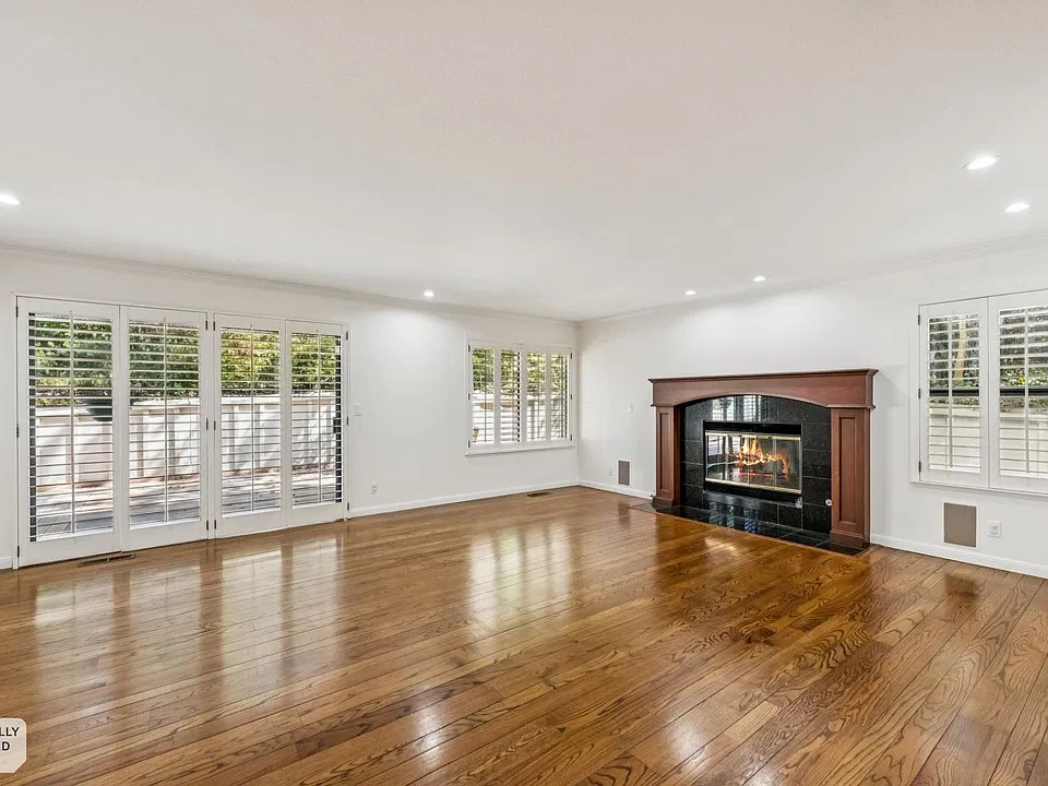 35 Biltmore Ln