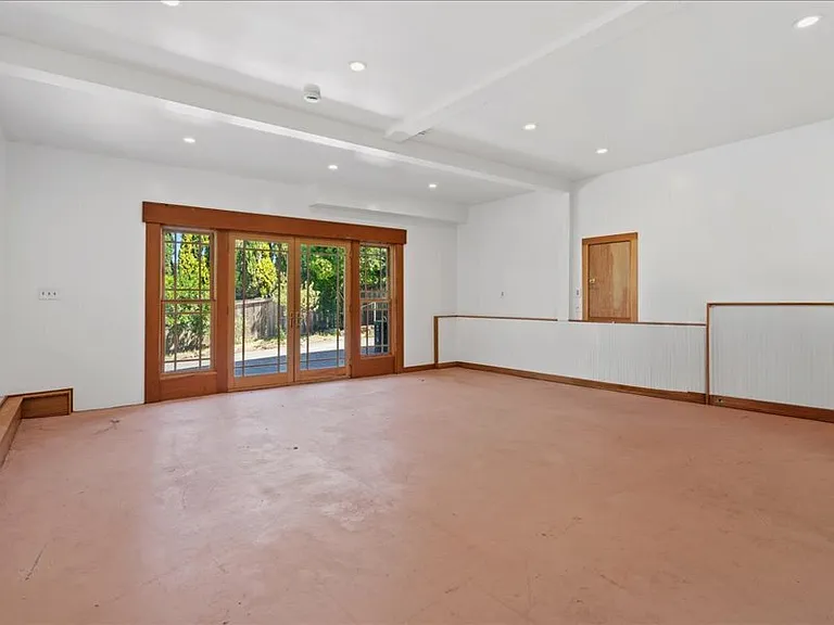 930 Valley View Dr — Photo 13