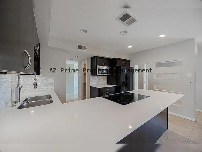 1218 E Carter Dr — Photo 11