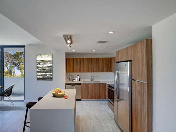 4th image of 420 SE 6th Ave #404