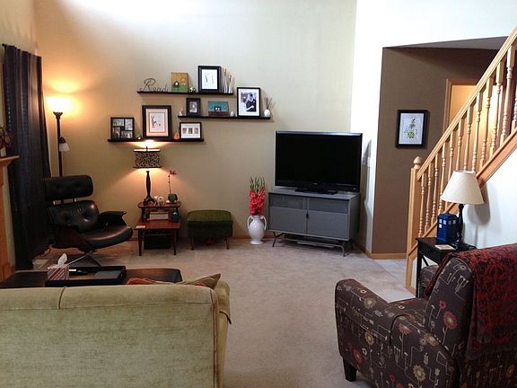 Great room w/vaulted ceiling