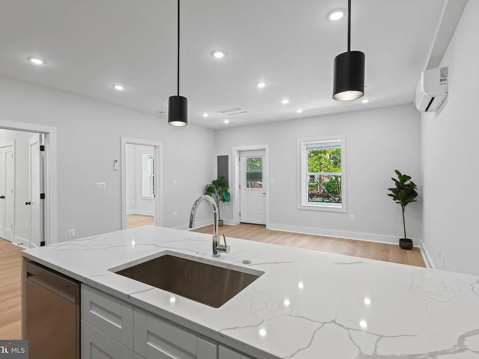 2 bed, 770 sqft, $3,200 — Photo 1