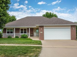 2205 Barkwood Dr, Cedar Falls, IA 50613