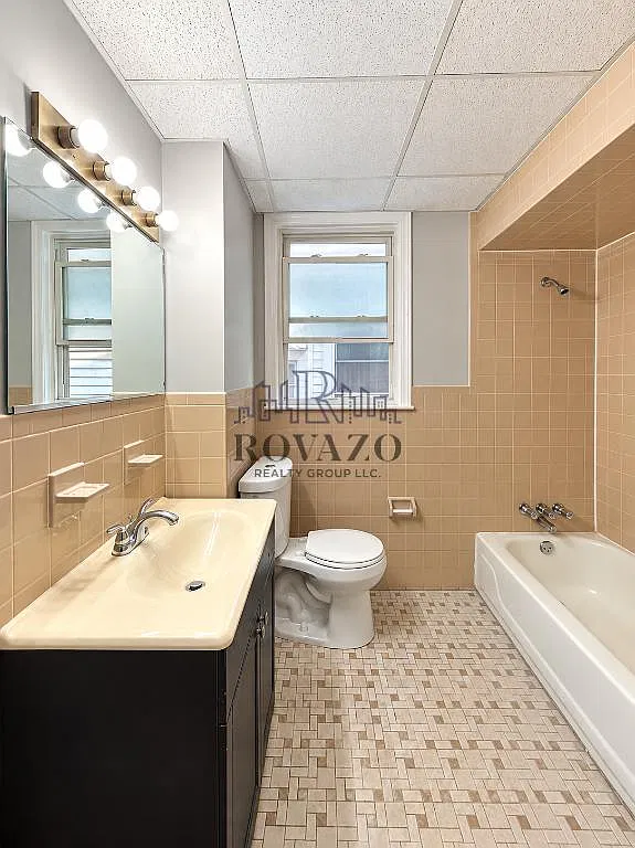 4 bed, 900 sqft, $2,300 — Photo 4