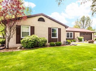 45 Olympia Fields Dr, Pekin, IL 61554