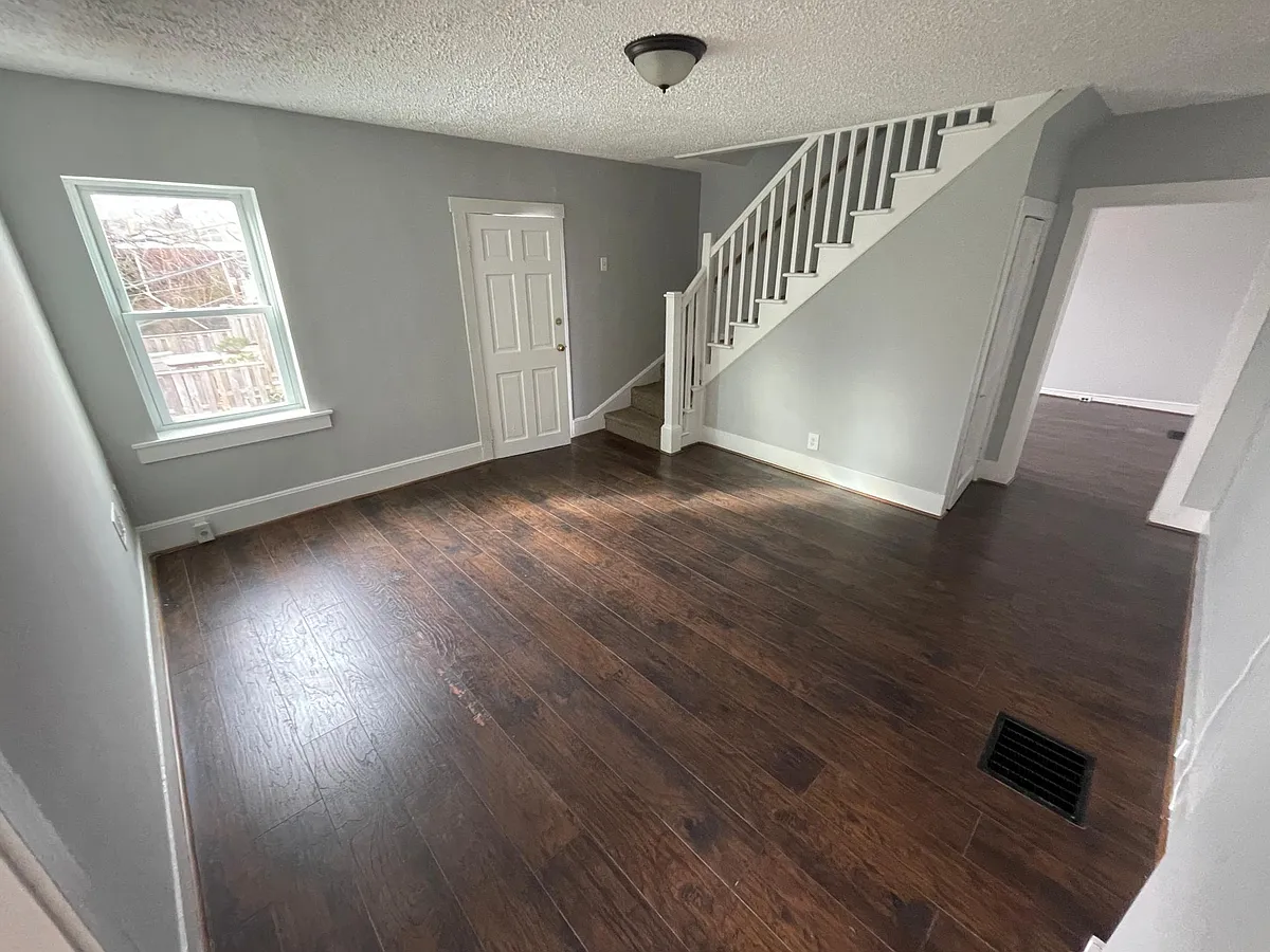 Middle Room - 4905 Harford Rd #1